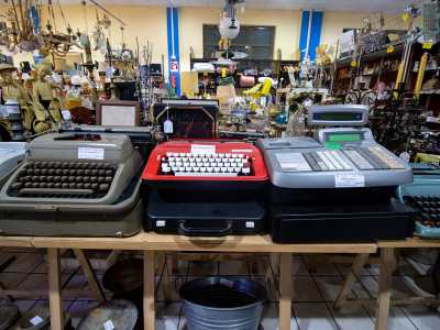 Continuiamo la nostra esplorazione, scoprendo qua e l� piccoli paradisi del vintage. C'� l'angolo delle macchine per scrivere...